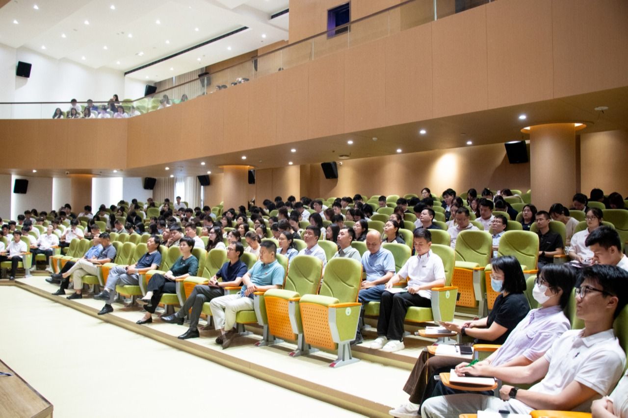 学校举行深入贯彻中央八项规定精神学习教育专题辅导报告会